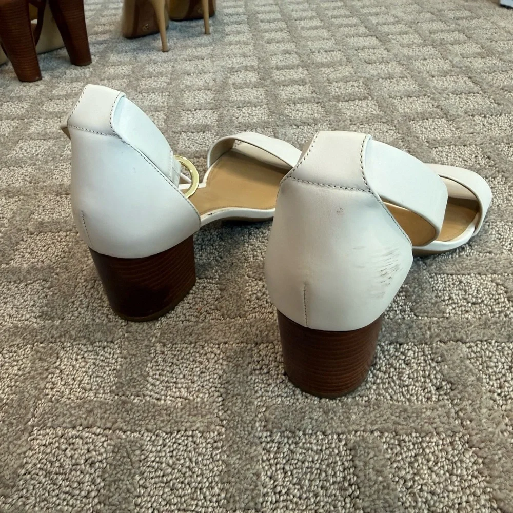 Michael Kors Elegant White Sandals - Picture 4 of 6